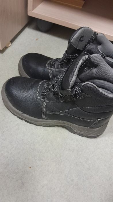 Продам демисезоную обувь.