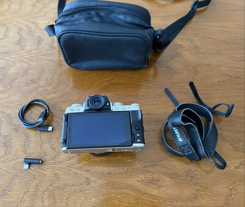 Fujifilm X-T200 cu obiectiv XC 15-45mm , nou