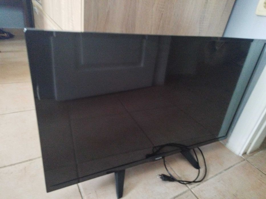 Продавам телевизор Philips 32 инча със счупен екран