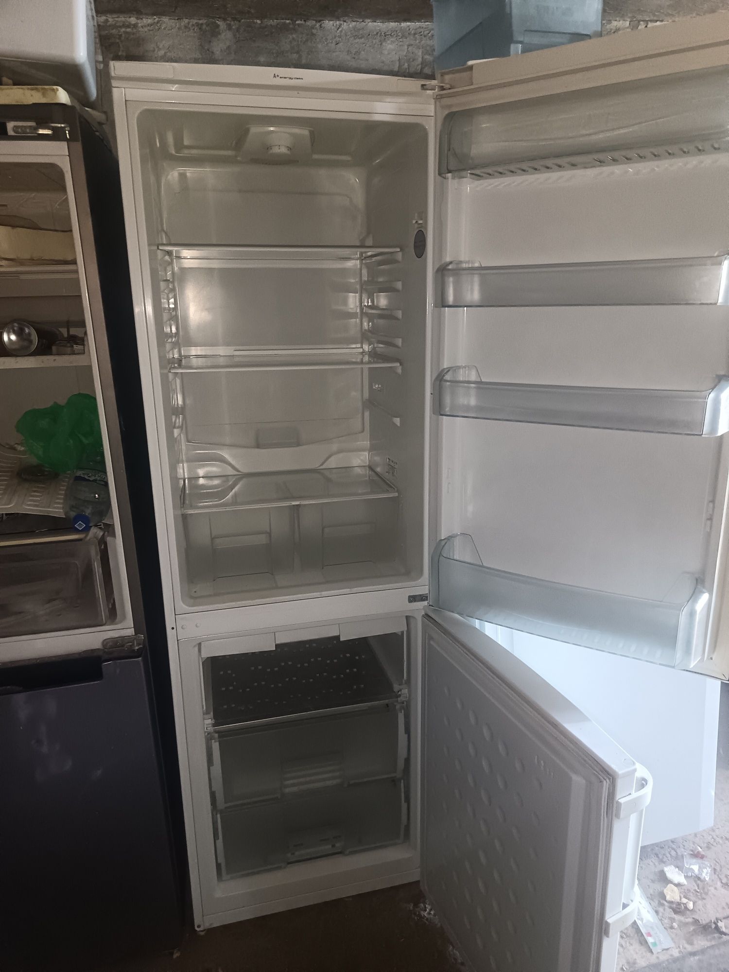 Продам холодильник Hansa объем 325л
