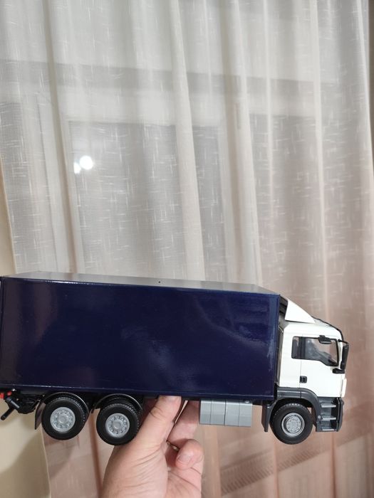 Vând macheta camion