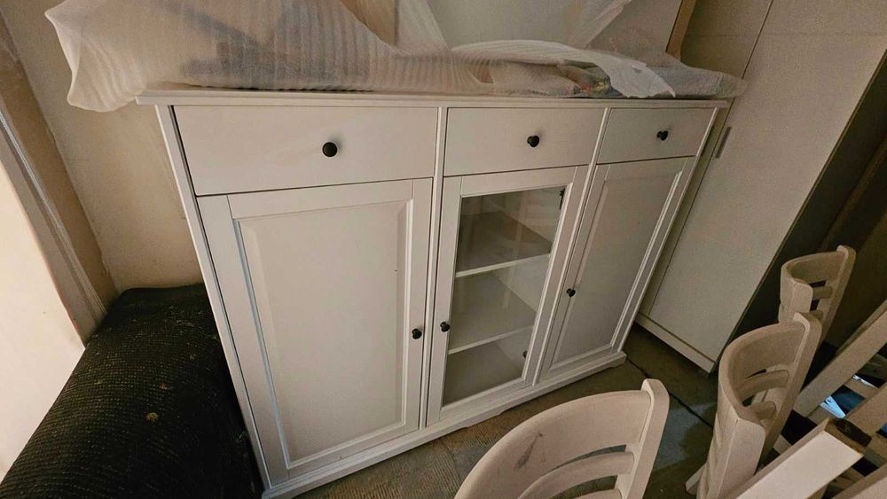 Продавам бял скрин/шкаф с витрина и чекмеджета – като нов