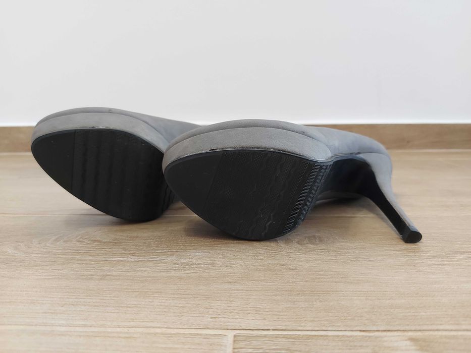 Нови сиви велурени обувки на висок ток - 36 номер