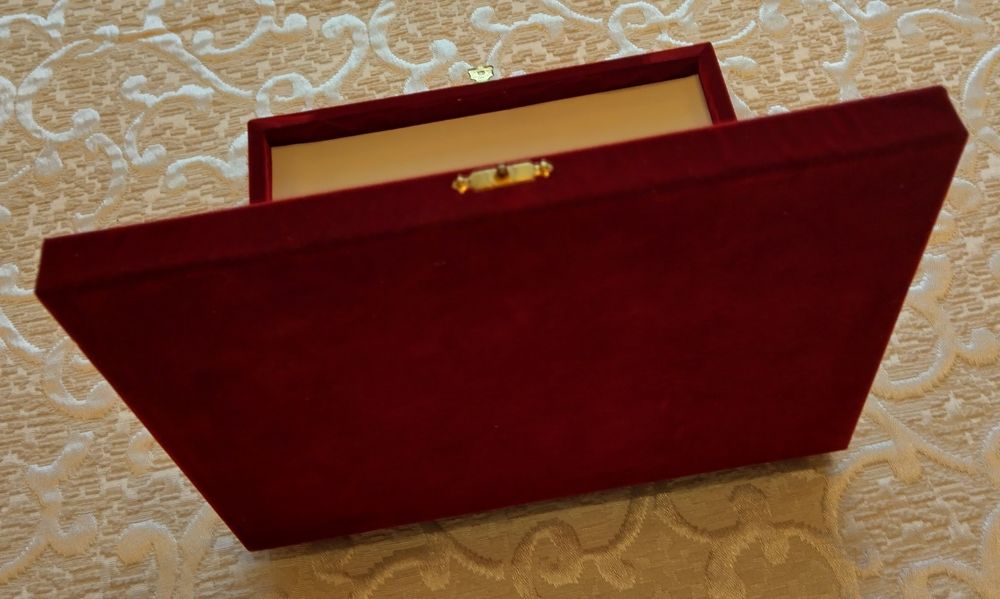 Велурена кутия за бижута