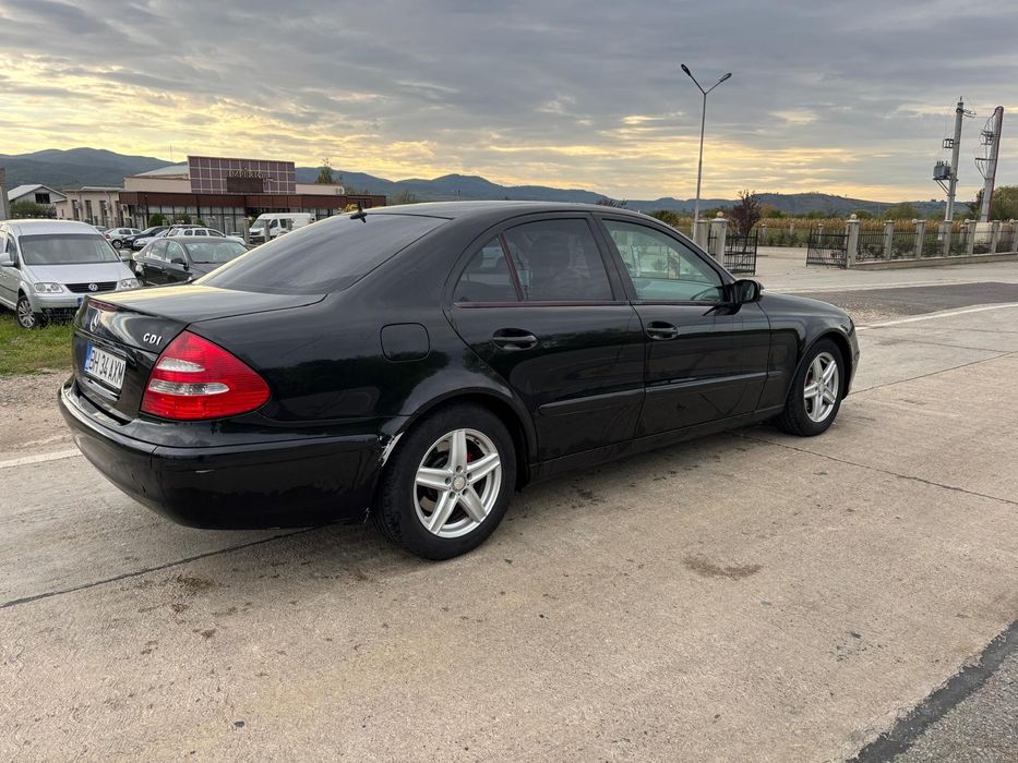 Mercedes    2005 E220