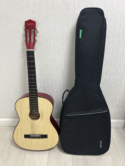 Акустическая гитара с чехолом