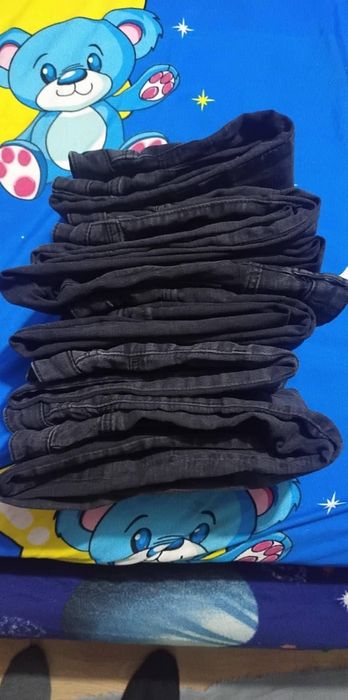 se vând blugi de fete