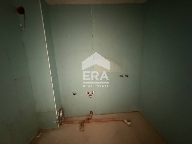 Тристаен апартамент за продажба, с големи стаи, в нов затворен тип ком