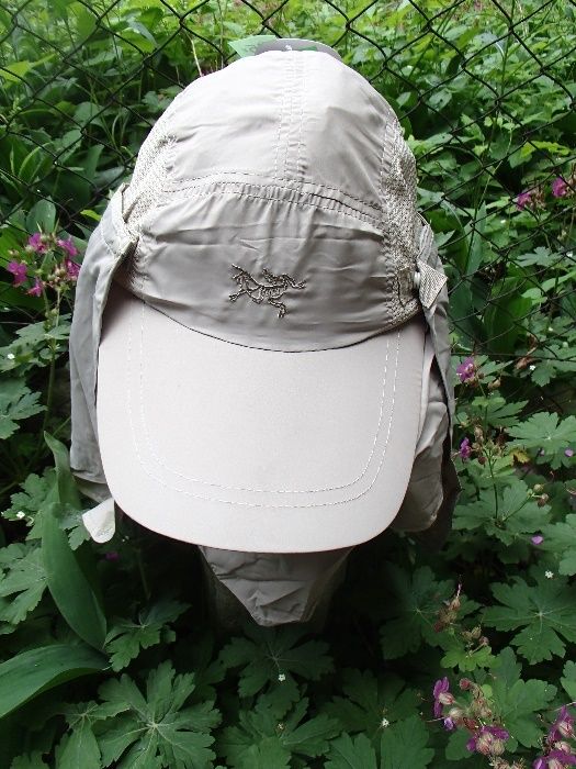 Продавам много лека бързосъхнеща шапка с голяма периферия и добро покр