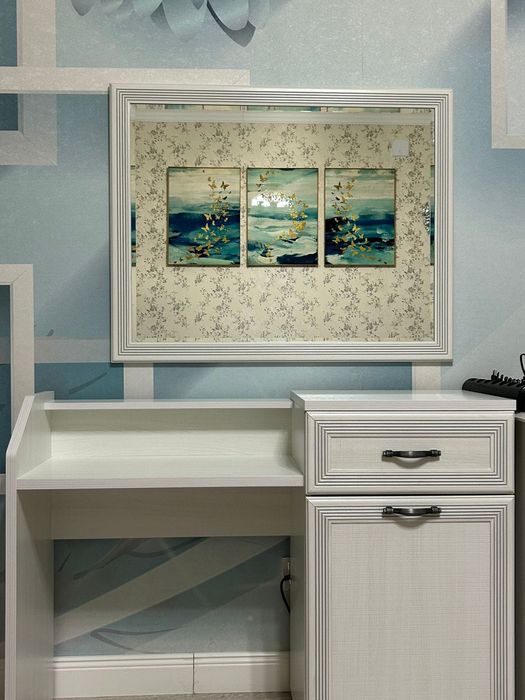 Продается туалетный столик с зеркалом