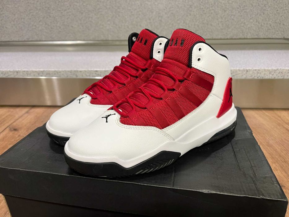 ОРИГИНАЛНИ ***  Nike Air Jordan Max Aura  White/Black/Gym Red