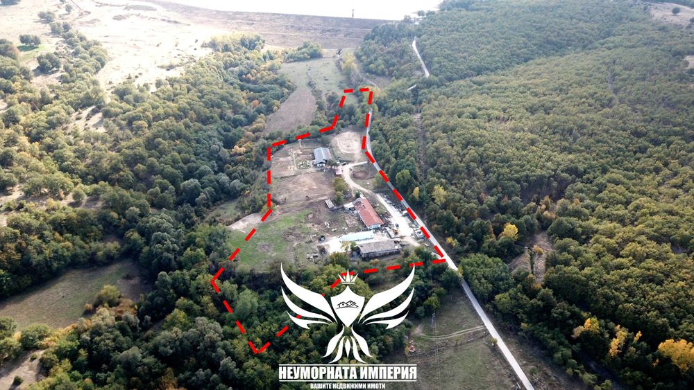 Продавам обор, краварник, склад 1303кв.м. и земя 24727кв. с.Долнослав