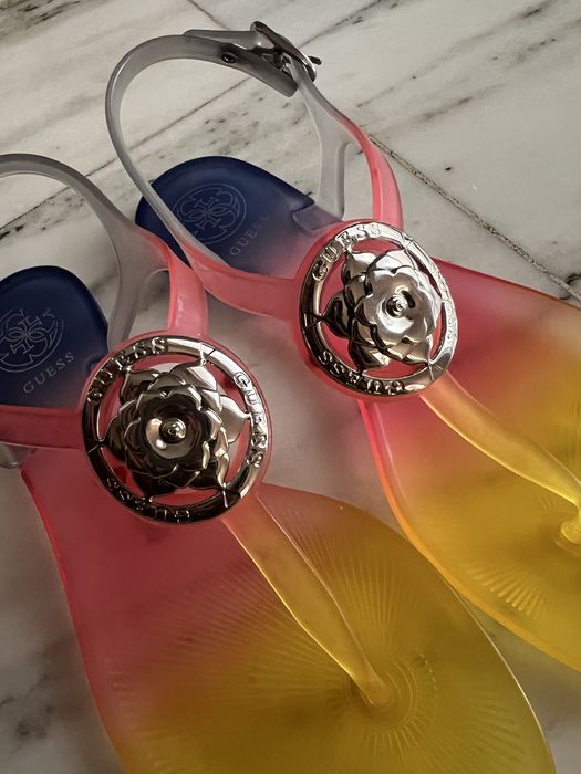 Разноцветни сандали Guess