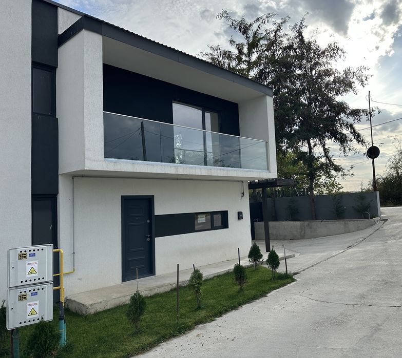 NOU! Casă moderna cu 4 camere, curte proprie și poziție excelentă