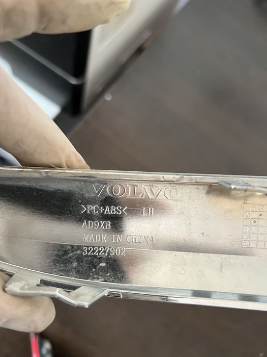 Ornament crom stanga bara spate Volvo XC60 mk2