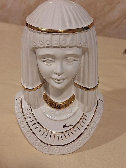Порцеланов бюст Ahura