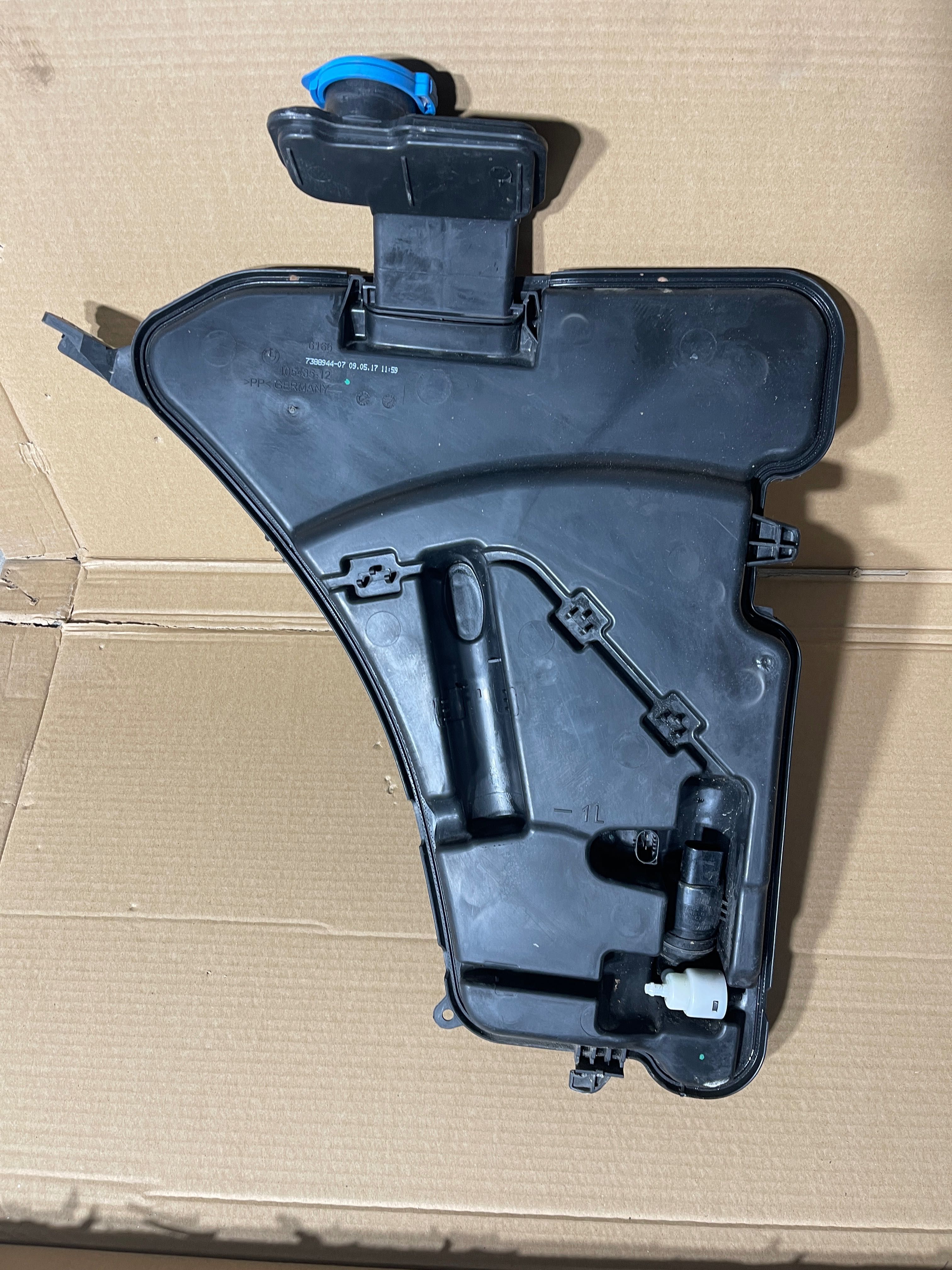 Rezervor spalator parbriz / Set duza  Bmw seria 5 G30/31 7 G11/12