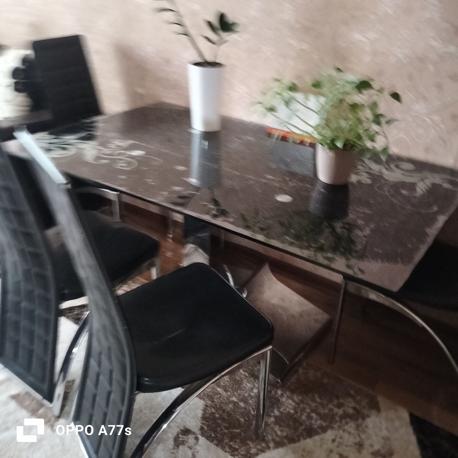 Продается стеклянный стол. Состояние стола отличное. Стульев среднее.