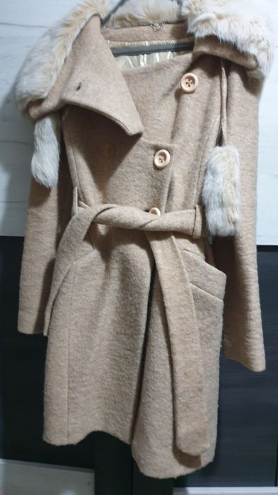 ,  Продавам зимно палто.  Размер 44, в много добро състояние.