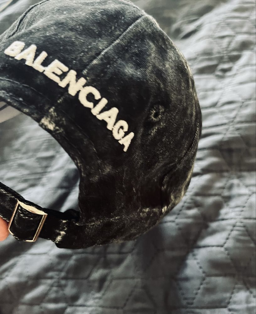 Шапка на Balenciaga