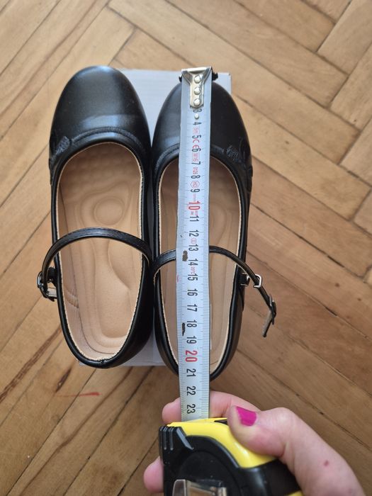 Нови черни обувки