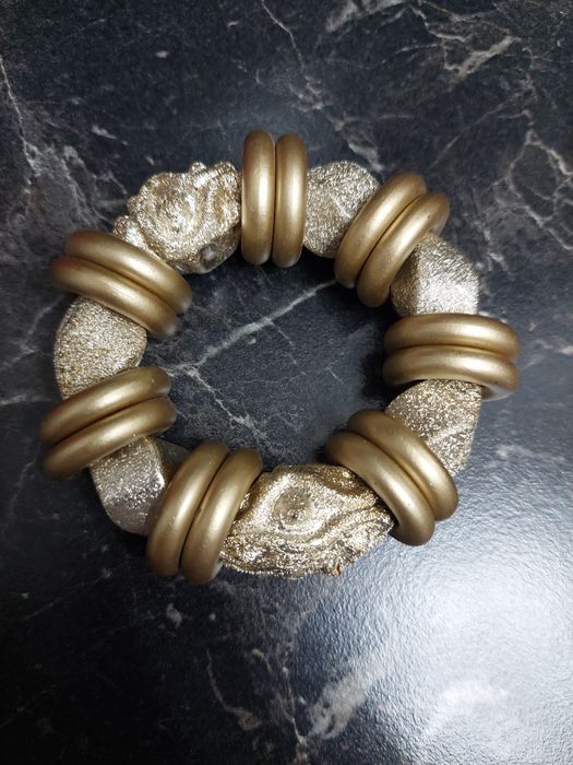 Ластична гривна златиста