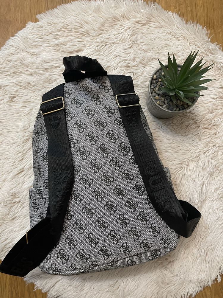Дамска раница Guess