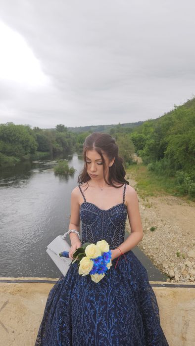 Бална рокля в тъмно синьо