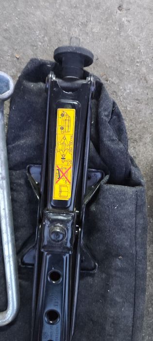 Vând 2 cricuri auto