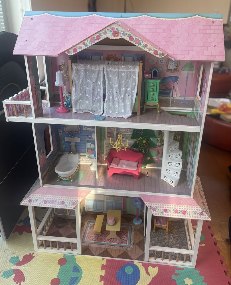 Дървена къща за кукли с мебели