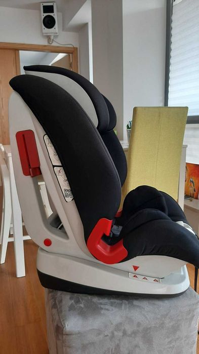 Chicco Youniverse Black (9–36 кг) – Детско столче за кола