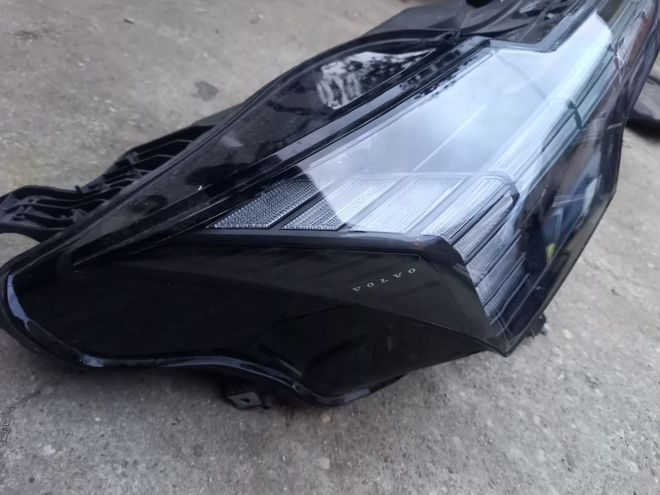 Far Dreapta Volvo EX 30