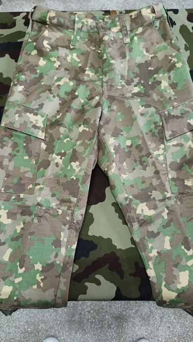 Vând pantaloni combat