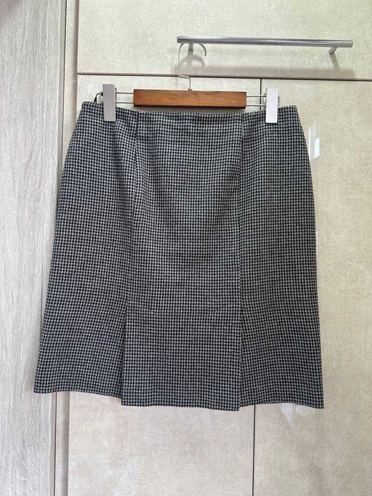 Продаю красивую юбку классического кроя.