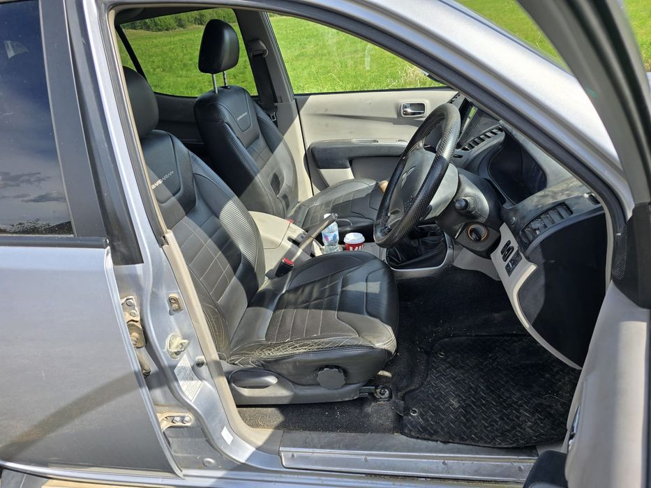 Mitsubishi L200 acte la zi volan pe dreapta