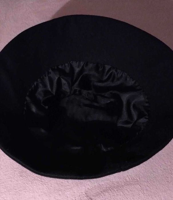 Черна дамска шапка капела