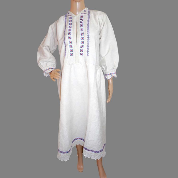 Costum popular vechi din Banat : spacel , poale si sort masura S-M