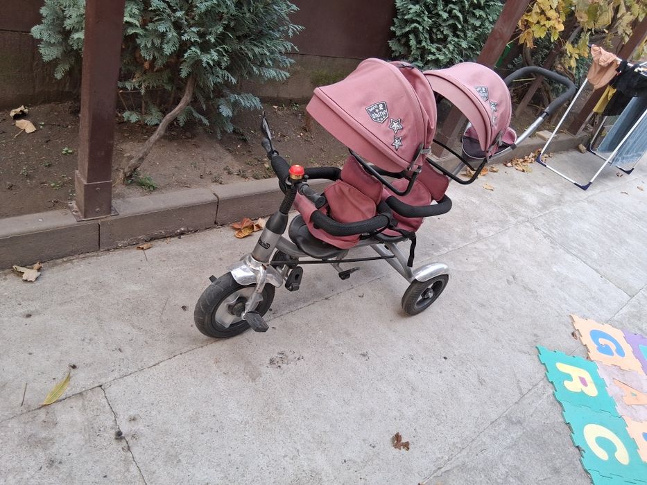Vand tricigleta pentru gemeni