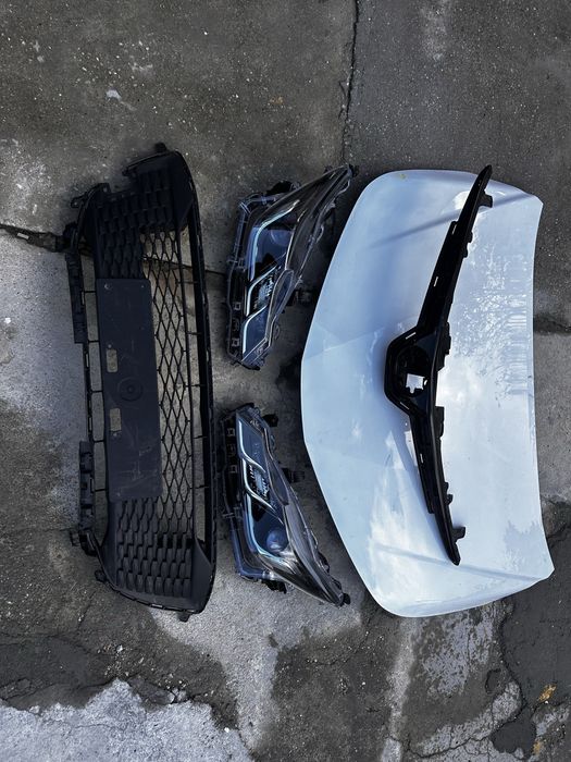 Faruri stânga dreapta capotă motor grilă toyota corolla e21.