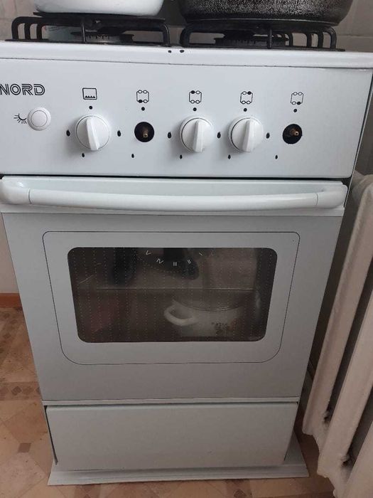 газовая плита в рабочем состояние