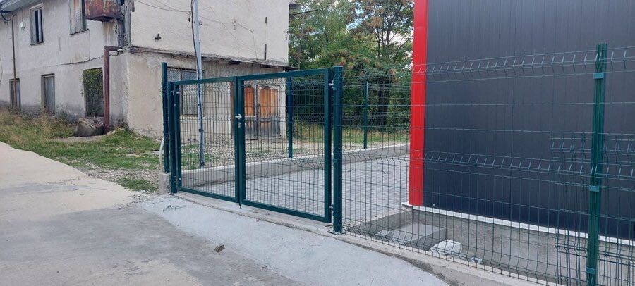 Оградни врати - оборудвани с колове, панти, брава, дръжка