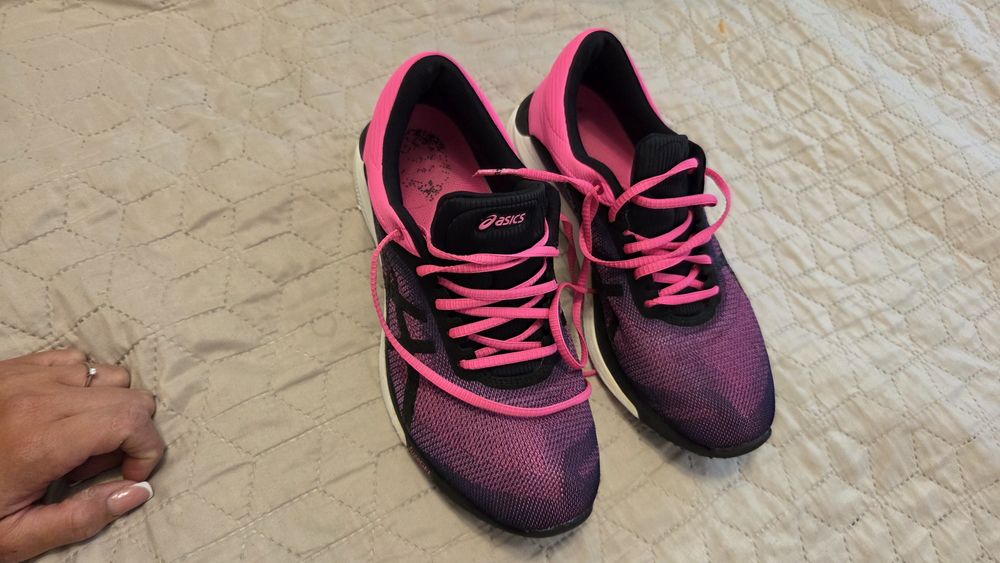 Adidasi Asics in stare foarte buna