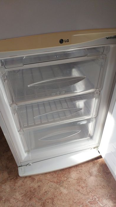 Холодильник б /у. Рабочий..средний размер