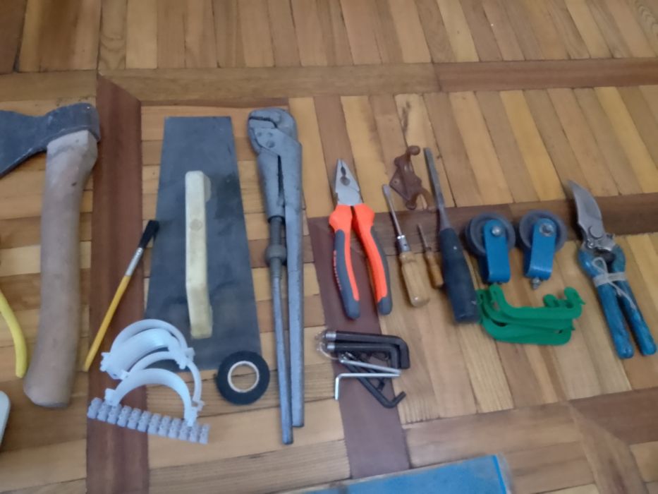 Продаются строительные инструменты.