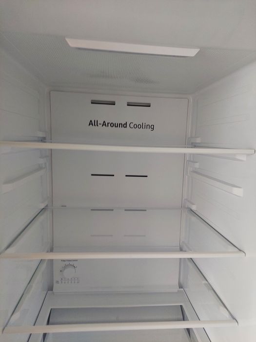 Продавам хладилник Samsung