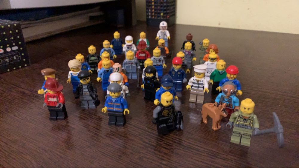 Vând personaje LEGO!