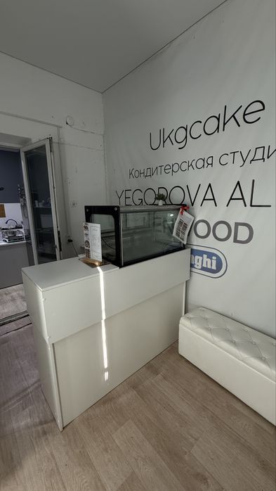 Продам белый ресепшн/стойку