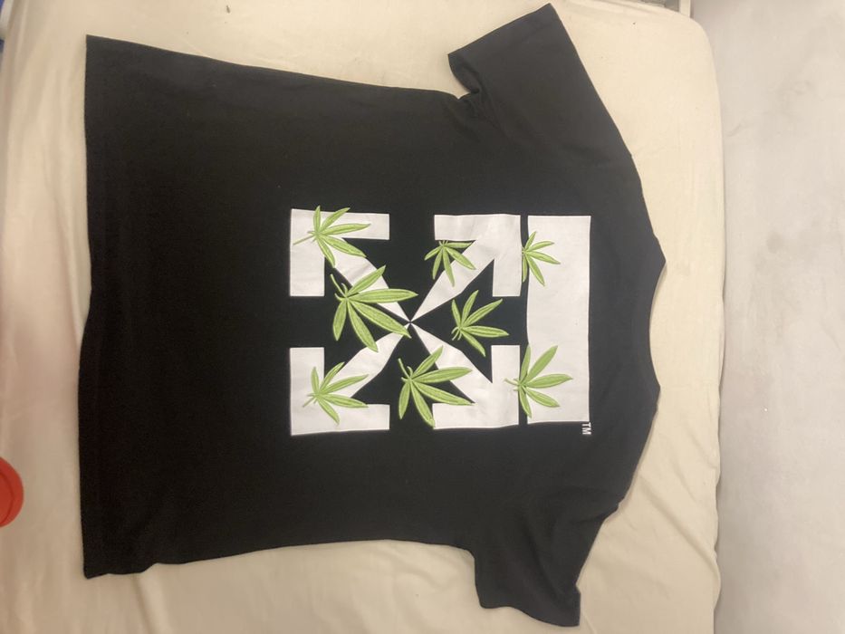 Tricou off white , negru, marimea l