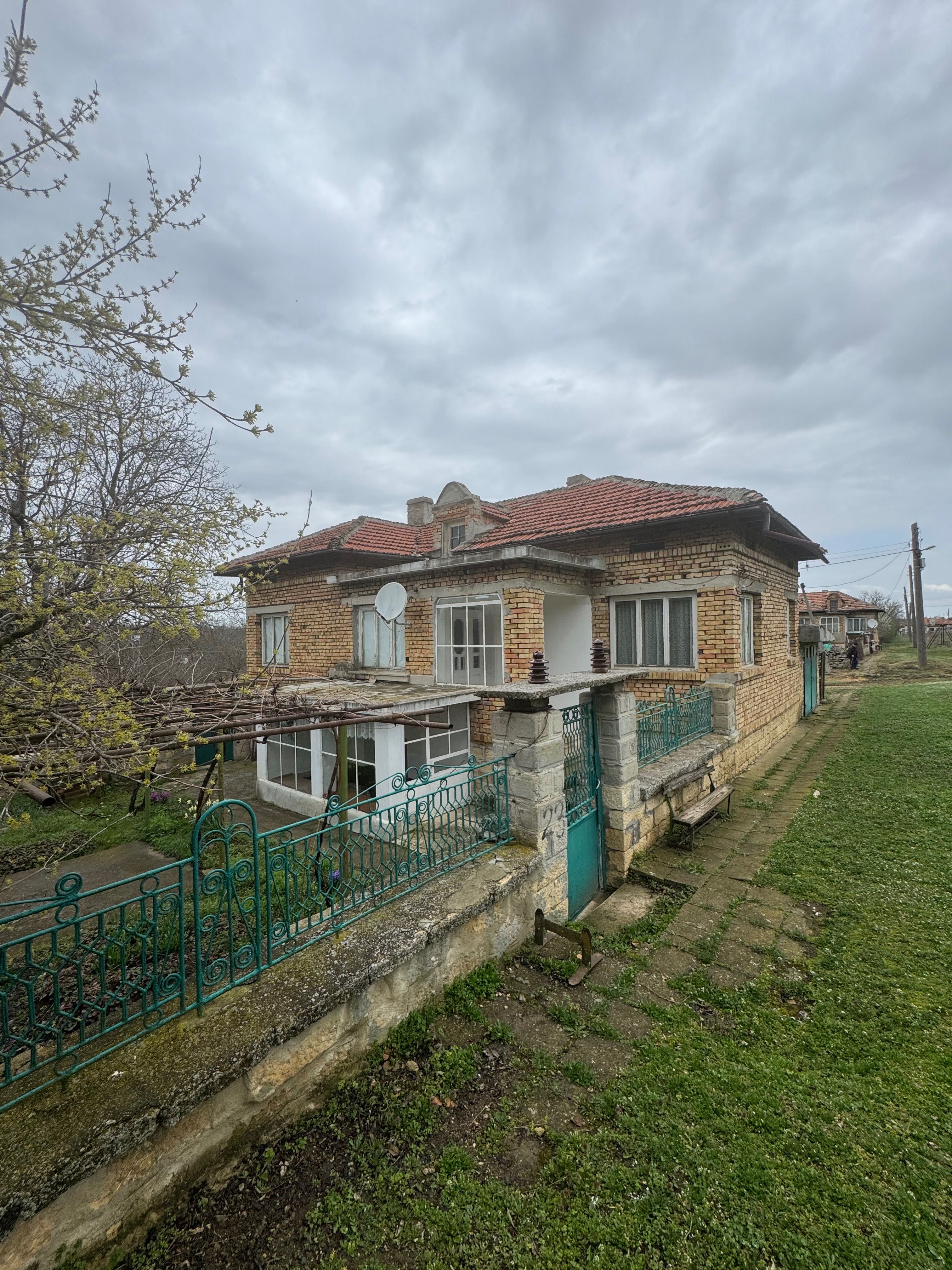 Къща в с. Есеница, общ. Вълчи дол, област Варна.