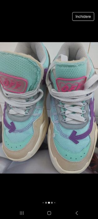 Adidasi coloati purtati